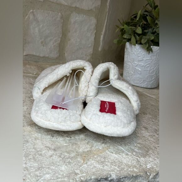 Wondershop at Target Ivory/red Santa sherpa slippers sz small (5-6) - Picture 4 of 4